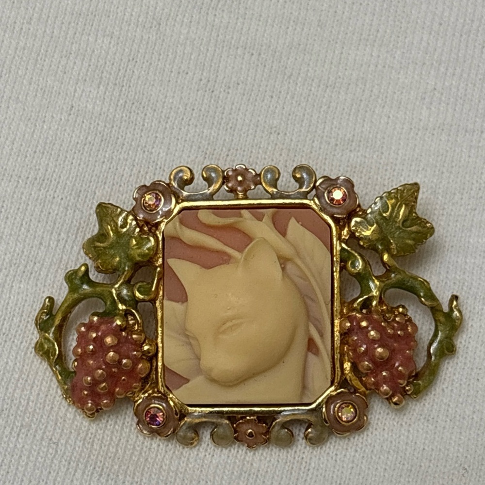 KIRKS FOLLY GOLD-TONE CARVED LUCITE KITTY CAT CAMEO VINEYARD GRAPES BROOCH PIN